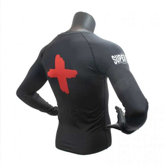 Achterkant van de Super Pro Rashguard Raven met lange mouwen, zwart met rood kruis op de rug en Super Pro-logo op de mouw.
