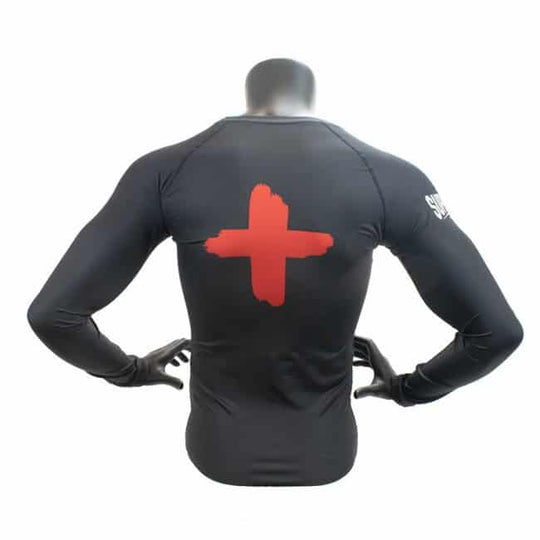 Achteraanzicht van de Super Pro Rashguard Raven in zwart met rood kruis, ontworpen voor intensieve kickbokstrainingen met optimale bewegingsvrijheid.