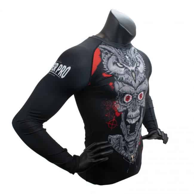 Super Pro Rashguard Skull met lange mouwen in zwart en rood, voorzien van een opvallende print van een schedel en uil voor een stoere, agressieve uitstraling.