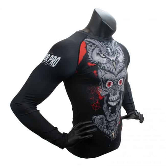 Super Pro Rashguard Skull met lange mouwen in zwart en rood, voorzien van een opvallende print van een schedel en uil voor een stoere, agressieve uitstraling.