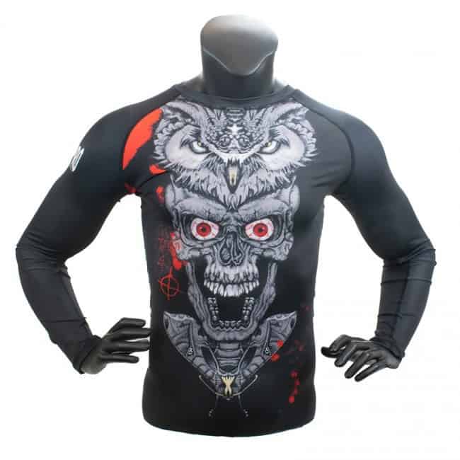 Vooraanzicht van de Super Pro Rashguard Skull met lange mouwen, zwart met een opvallend rood-grijs design van een schedel en uil, ideaal voor intensieve kickbokstrainingen.