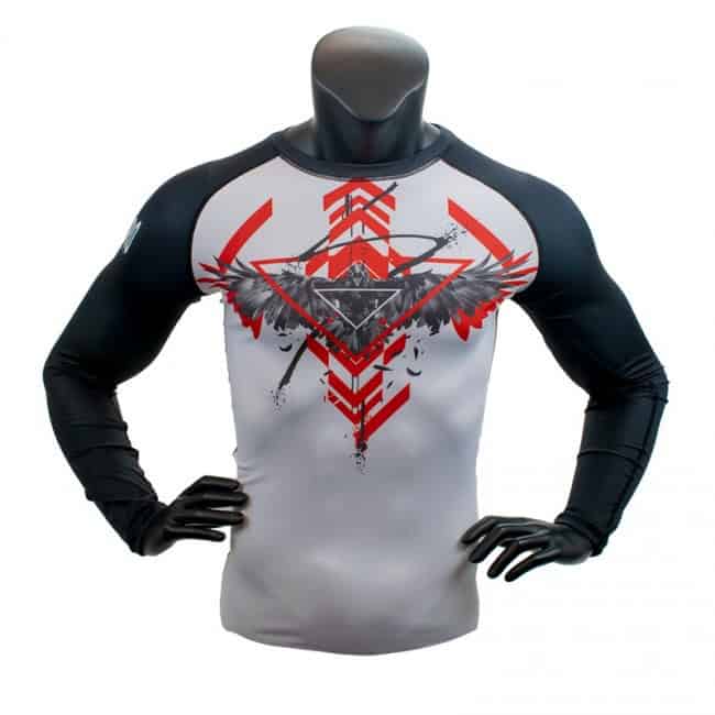 Super Pro Rashguard Raven met lange mouwen in wit, zwart en rood, met een opvallende ravenprint op de borst voor een krachtige sportieve uitstraling.