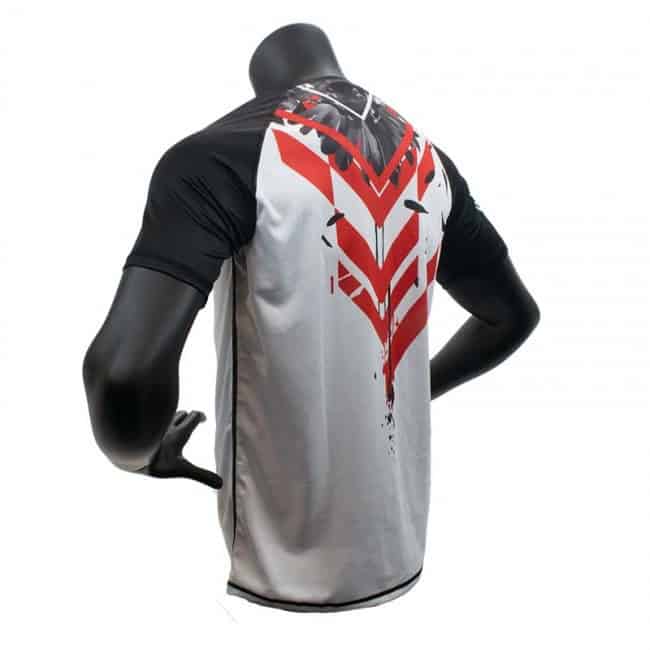 Achteraanzicht van de Super Pro Rashguard Raven met korte mouwen, in zwart, wit en rood design, met opvallende pijlvormige print op de rug.