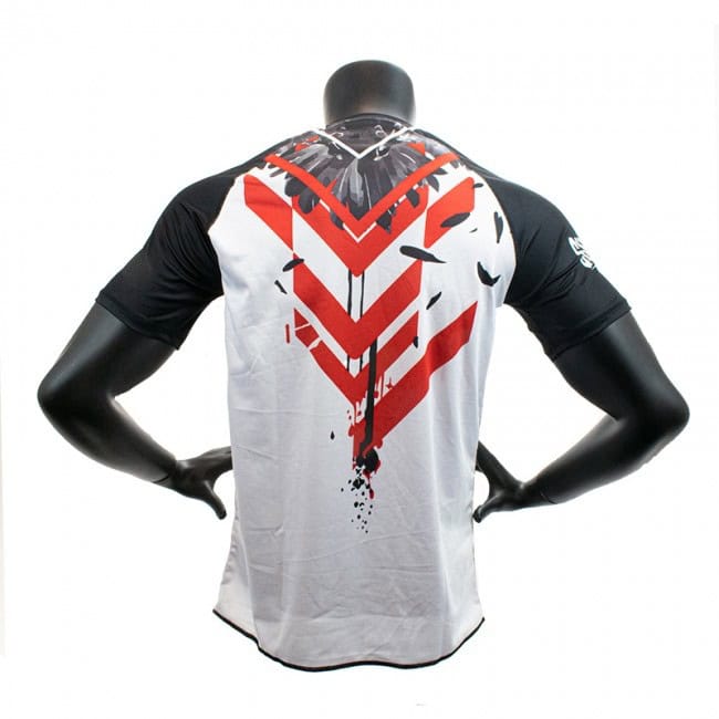 Achteraanzicht van de Super Pro Rashguard Raven met korte mouwen in zwart, wit en rood, met een opvallende pijlvormige print over de rug en schouders.