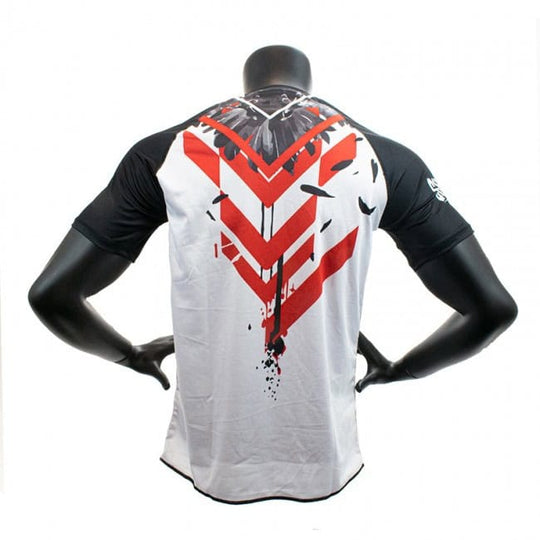 Achteraanzicht van de Super Pro Rashguard Raven met korte mouwen in zwart, wit en rood, met een opvallende pijlvormige print over de rug en schouders.