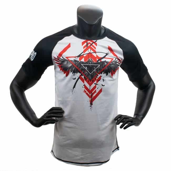 Vooraanzicht van de Super Pro Rashguard Raven met korte mouwen, wit met zwarte mouwen en rood-zwarte vleugelprint op de borst, ontworpen voor intensieve kickbokstrainingen.