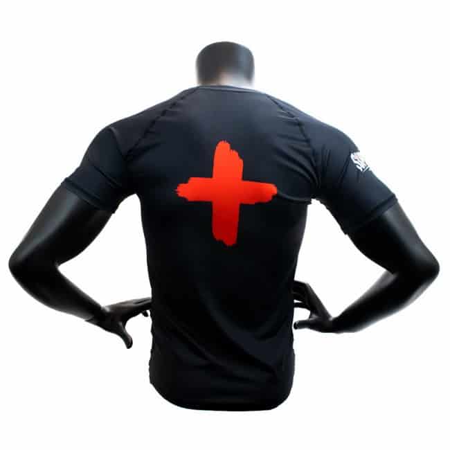 Achteraanzicht van de Super Pro Rashguard Skull met korte mouwen, volledig zwart met een opvallend rood kruis op de rug, gemaakt voor intensieve kickbokstrainingen.