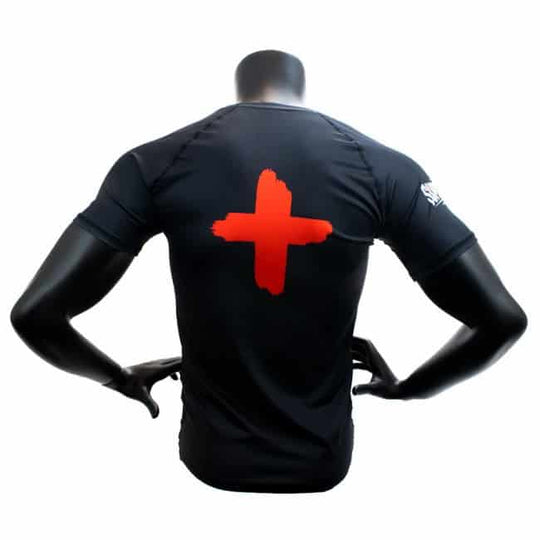 Achteraanzicht van de Super Pro Rashguard Skull met korte mouwen, volledig zwart met een opvallend rood kruis op de rug, gemaakt voor intensieve kickbokstrainingen.
