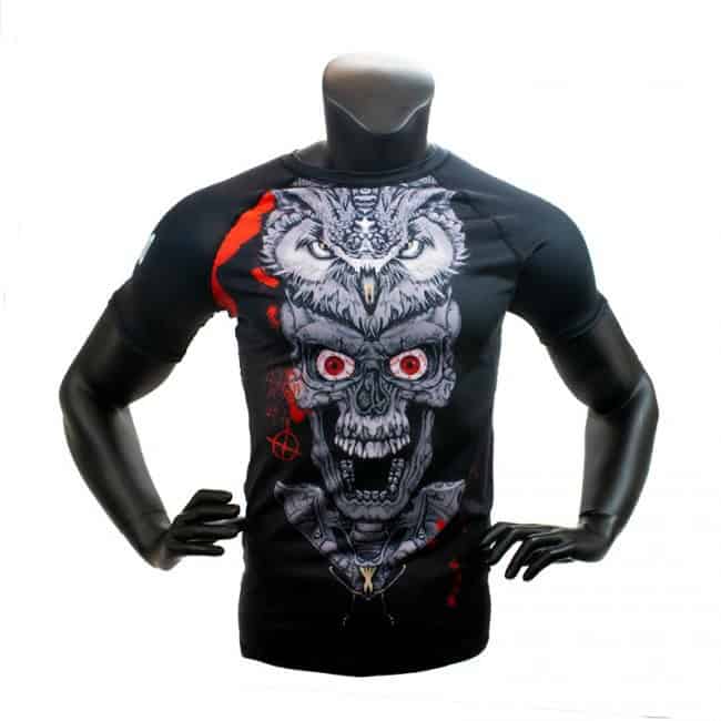 Vooraanzicht van de Super Pro Rashguard Skull met korte mouwen, zwart met een gedetailleerde print van een schedel en uil in rood-grijze tinten, ontworpen voor kickboksers.
