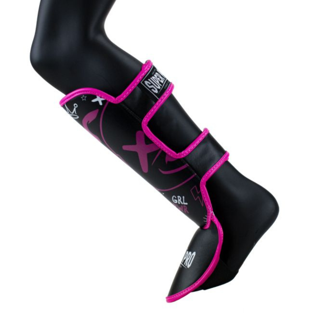 Op deze foto is de scheenbeschermer van achteren te zien terwijl deze wordt gedragen. De illustraties komen goed naar voren tegen het zwarte kunstleer. Het voetstuk met Super Pro-logo sluit mooi aan op de enkel.