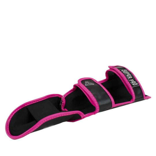 Deze afbeelding toont de binnenkant van de scheenbeschermer, volledig opengelegd. De klittenbandstraps en zachte binnenvoering zijn duidelijk zichtbaar. De structuur laat zien hoe de beschermer comfortabel en stevig om het been sluit.