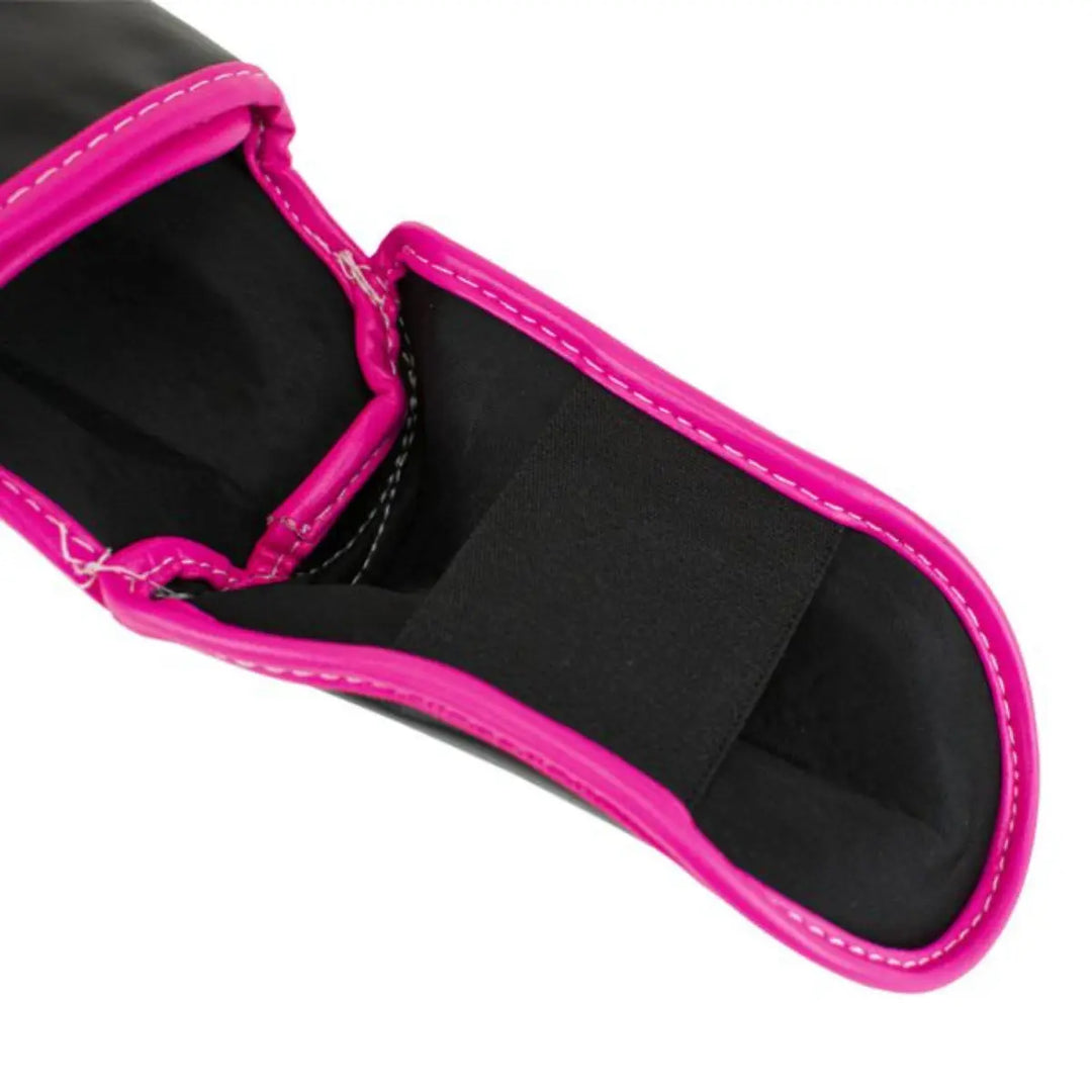 Deze foto toont het elastische voetgedeelte aan de binnenkant. Het zachte materiaal zorgt voor een comfortabele aansluiting tijdens het trappen. De roze afwerking geeft het geheel een herkenbare stijl.