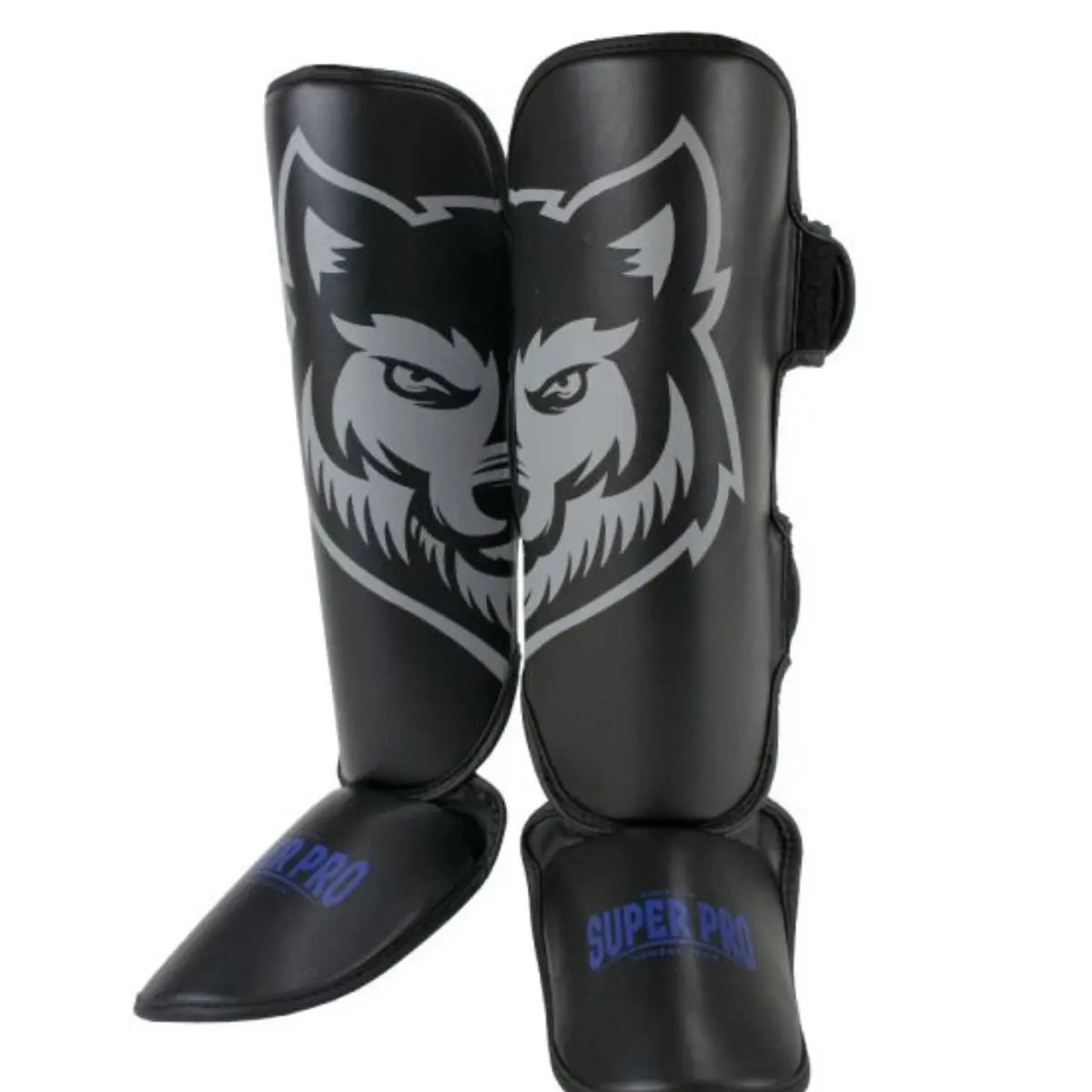 Zwarte scheenbeschermers met grote grijze wolfprint aan de voorkant en blauwe 'Super Pro' branding op de voetbescherming.