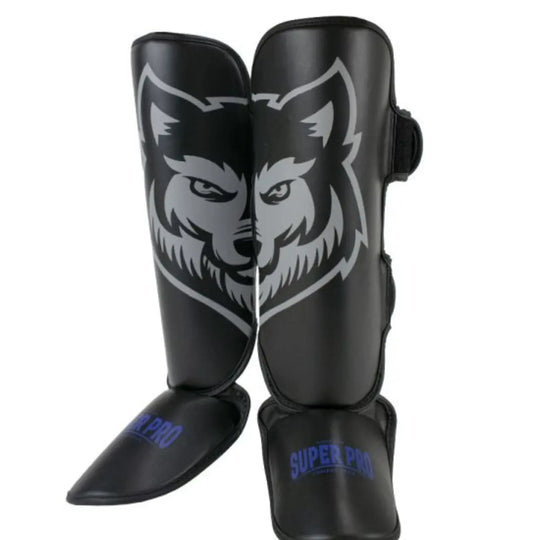 Zwarte scheenbeschermers met grote grijze wolfprint aan de voorkant en blauwe 'Super Pro' branding op de voetbescherming.