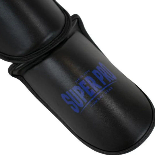 Zwarte voetbeschermer met blauw logo 'Super Pro' en gestikte rand.