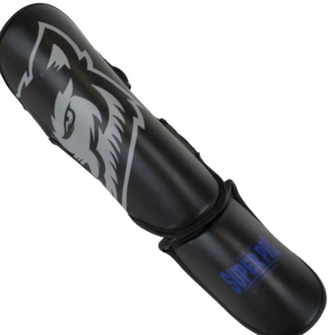Zwarte scheenbeschermer met een grijze wolf en blauw logo 'Super Pro'.