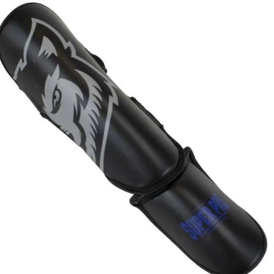Zwarte scheenbeschermer met een grijze wolf en blauw logo 'Super Pro'.