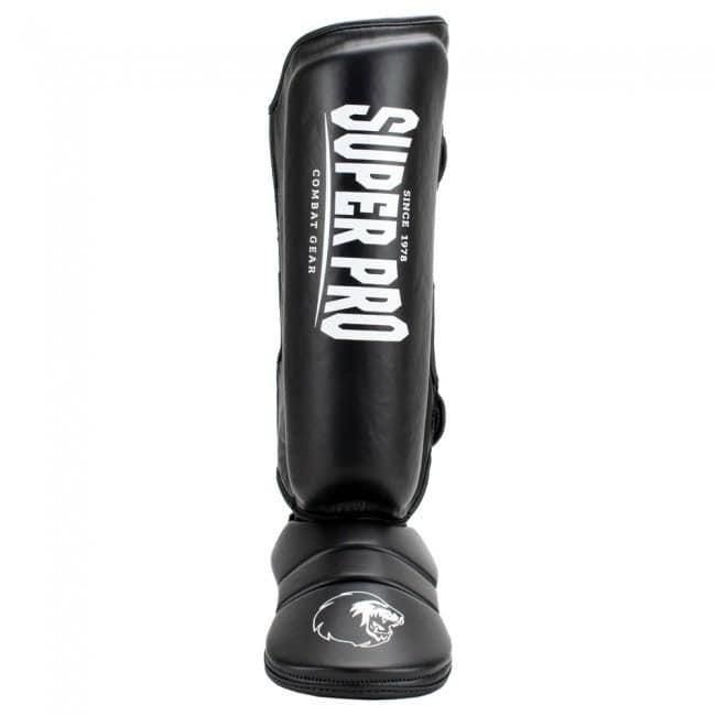 Een staand, volledig aanzicht van een zwarte scheenbeschermer met een wit Super Pro logo en een wit leeuwenlogo op de wreef.