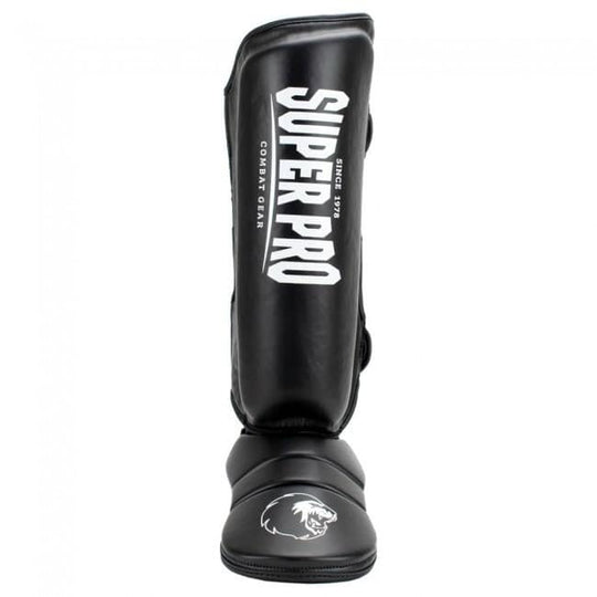 Een staand, volledig aanzicht van een zwarte scheenbeschermer met een wit Super Pro logo en een wit leeuwenlogo op de wreef.