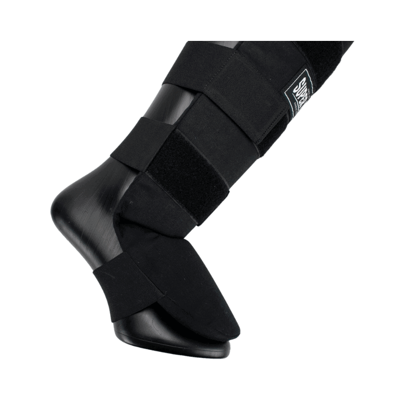 Close-up van de duim van een zwarte bokshandschoen, met een wit Super Pro-logo op de duim.