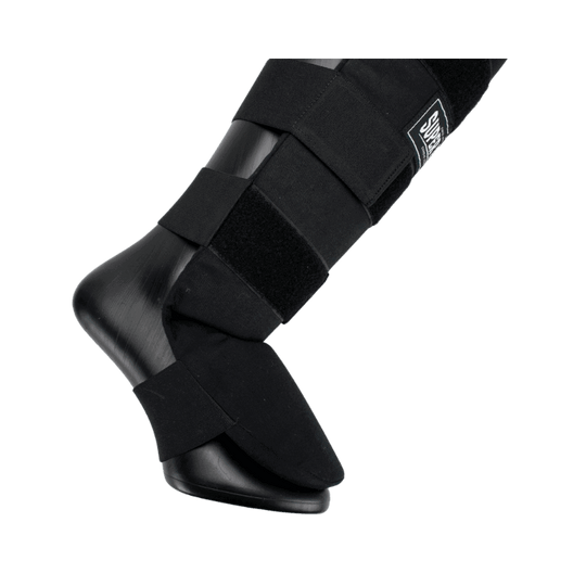 Close-up van de duim van een zwarte bokshandschoen, met een wit Super Pro-logo op de duim.