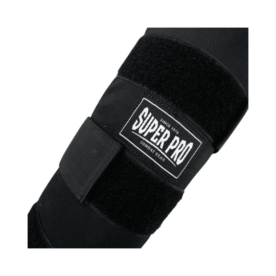 Zwarte bokshandschoen met een strakke sluiting aan de onderkant, gefotografeerd vanuit een lage hoek.