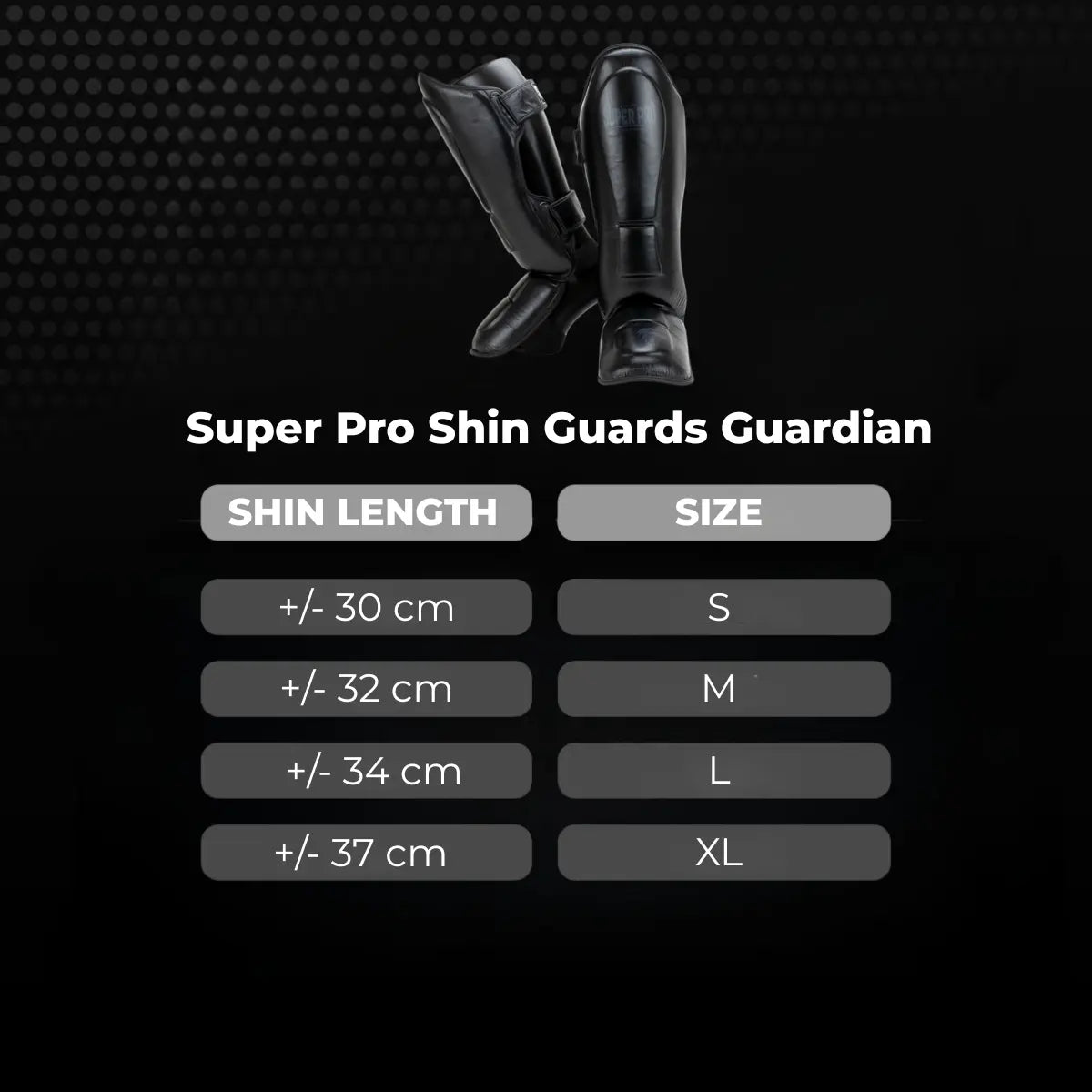 Super Pro Shin Guards Guardian maattabel met zwarte scheenbeschermers op donkere achtergrond. De afbeelding toont de scheenbeschermers en een overzicht van de juiste maat op basis van scheenbeenlengte in centimeters. Geschikt voor kickboksen en Muay Thai om de juiste maat scheenbeschermers te bepalen.