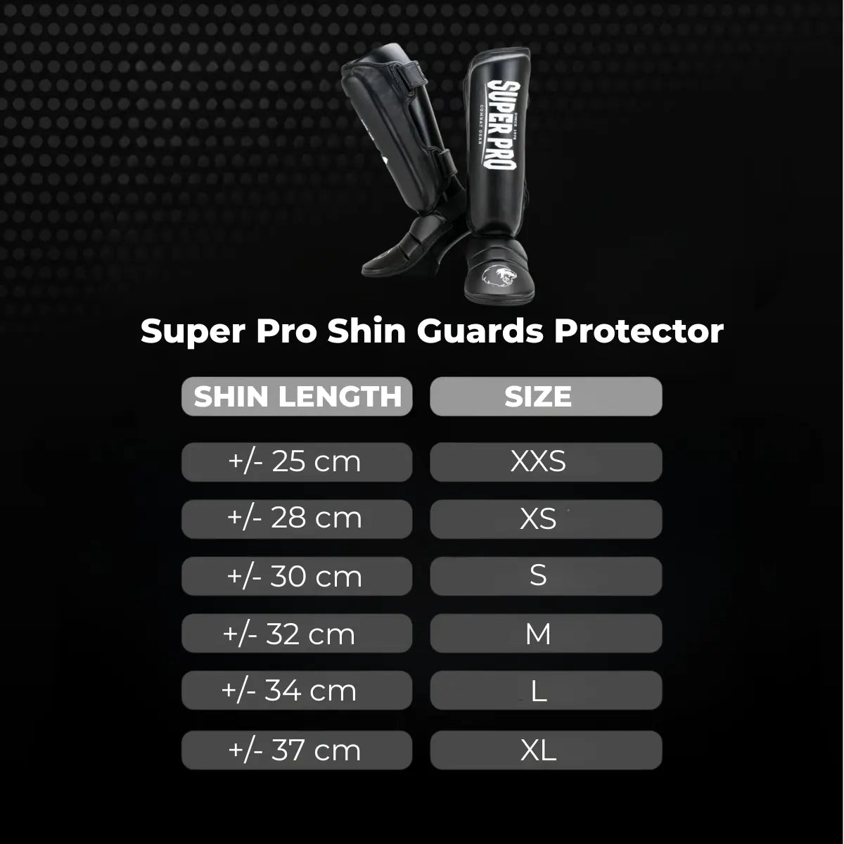 Super Pro Shin Guards Protector maattabel met zwarte scheenbeschermers op donkere achtergrond. De afbeelding toont de scheenbeschermers en een overzicht van de juiste maat op basis van scheenbeenlengte in centimeters, van XXS tot XL. Geschikt voor kickboksen en Muay Thai om eenvoudig de juiste maat scheenbeschermers te bepalen.