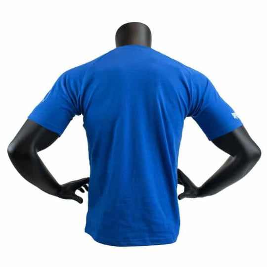 Super Pro Shirt Blauw Achterkant getoond op een mannequin met handen in de zij. Het katoenen shirt heeft een comfortabele pasvorm en is volledig effen aan de achterzijde. Ideaal voor sporters die een functioneel en stijlvol shirt zoeken voor training of casual gebruik.