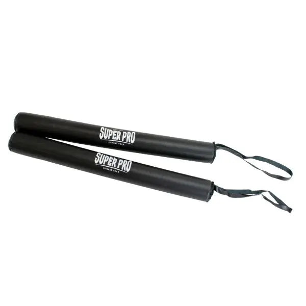 Twee zwarte Super Pro oefensticks met een logo en polslus. Gebruik deze foam trainingswapens voor realistische en veilige zelfverdedigings- en vechtsporttraining.