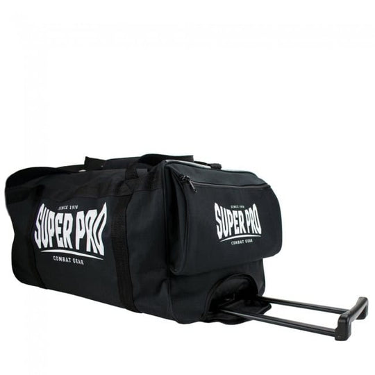 Een zwarte reistas van het merk Super Pro, ontworpen als trolley met een uitschuifbare trekstang. De tas is voorzien van het grote witte 'SUPER PRO COMBAT GEAR' logo op de zijkant en een kleiner logo op het voorste opbergvak met rits. De constructie ziet er stevig uit voor het vervoeren van sportuitrusting.