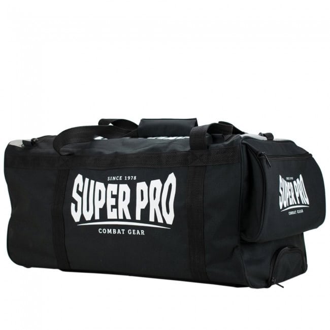 Een brede, horizontale opname van een zwarte sport- of reistas. De tas, van het merk Super Pro, heeft een groot wit 'SUPER PRO COMBAT GEAR' logo op de zijkant. Er zijn diverse draagriemen en een dubbel zijvak met rits voor accessoires zichtbaar