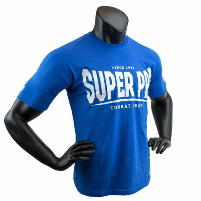 Super Pro T-shirt Blauw Schuin met wit 'Combat Gear'-logo op de borst. Dit shirt is gemaakt van zacht katoen en heeft een relaxte pasvorm. Ideaal voor boksers en kickboksers die comfort én stijl willen combineren in hun gym-outfit.