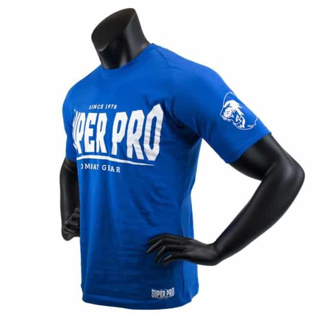Super Pro T-shirt Blauw Voorkant met groot wit logo op de borst en tijgerprint op de mouw. Dit katoenen shirt heeft een atletische pasvorm en is ontworpen voor comfort tijdens en na het trainen. Het opvallende ontwerp maakt het een favoriet onder boksers en kickboksers.