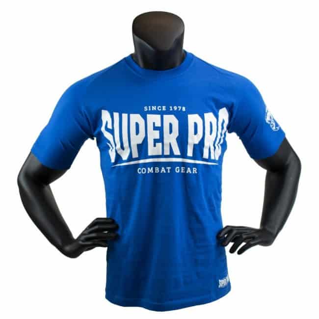 Super Pro T-shirt Blauw Voorzijde met wit ‘Combat Gear’-opschrift op de borst. Het shirt heeft een sportieve, aansluitende pasvorm en is perfect voor trainingen of casual wear. Gemaakt van comfortabel katoen voor optimale bewegingsvrijheid tijdens boksen of kickboksen.