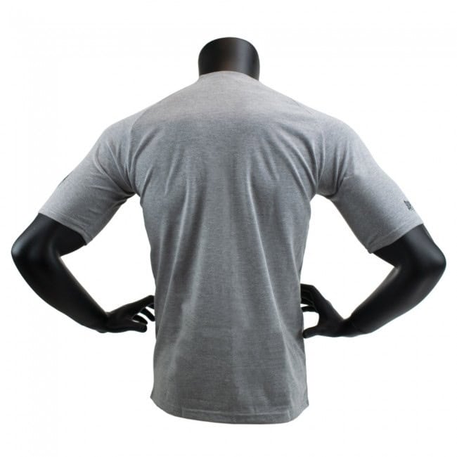 Super Pro T-shirt Grijs Achterzijde toont de rug van het sportshirt met een strakke, atletische pasvorm. De grijze kleur zorgt voor een neutrale, tijdloze look die geschikt is voor elke training. Gemaakt van ademend katoen dat goed aansluit op het lichaam en bewegingsvrijheid biedt tijdens het kickboksen of boksen.