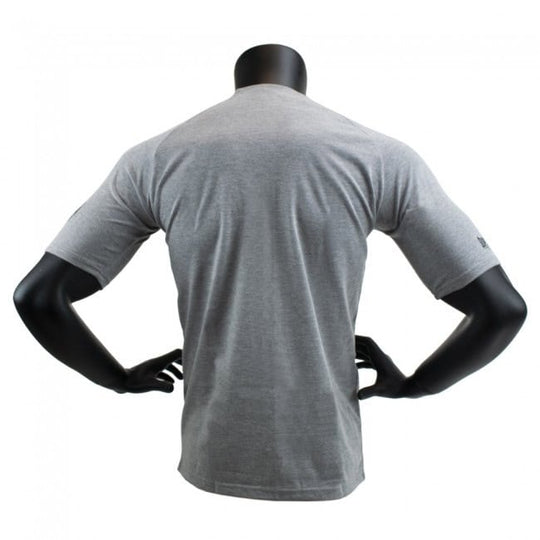Super Pro T-shirt Grijs Achterzijde toont de rug van het sportshirt met een strakke, atletische pasvorm. De grijze kleur zorgt voor een neutrale, tijdloze look die geschikt is voor elke training. Gemaakt van ademend katoen dat goed aansluit op het lichaam en bewegingsvrijheid biedt tijdens het kickboksen of boksen.