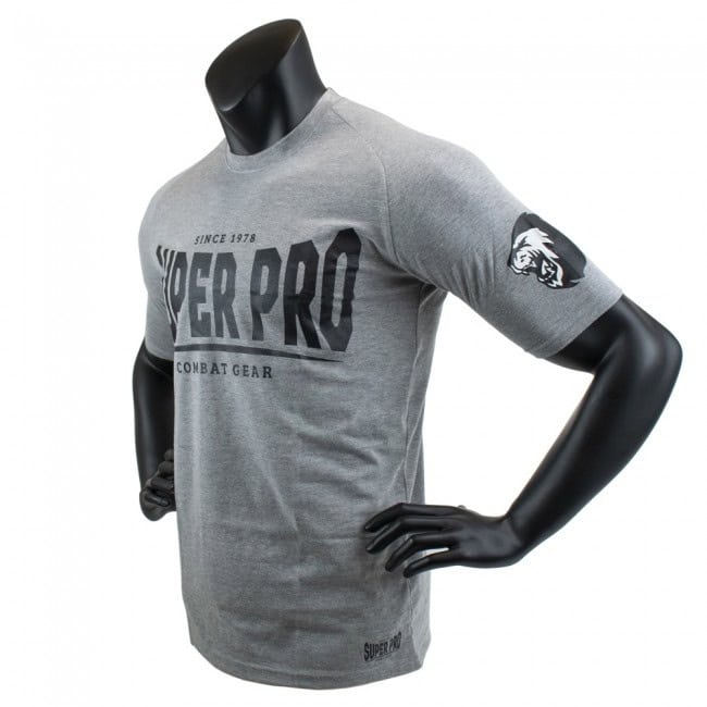 Super Pro T-shirt Grijs Voorkant toont het shirt vanuit een schuine hoek met duidelijk zichtbaar logo. De zwarte opdruk en het kenmerkende leeuwenhoofd op de mouw geven het shirt een stoere uitstraling. Ideaal voor boks- of kickbokstrainingen, dankzij het ademende en comfortabele katoen.