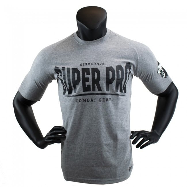 Super Pro T-shirt Grijs Voorkant toont het shirt van recht voor. De zwarte 'Super Pro Combat Gear'-opdruk is duidelijk zichtbaar op de borst. Dit sportshirt biedt een comfortabele pasvorm en is perfect voor intensieve bokstrainingen of casual wear.