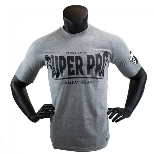 Super Pro T-shirt Grijs Voorkant toont het shirt van recht voor. De zwarte 'Super Pro Combat Gear'-opdruk is duidelijk zichtbaar op de borst. Dit sportshirt biedt een comfortabele pasvorm en is perfect voor intensieve bokstrainingen of casual wear.