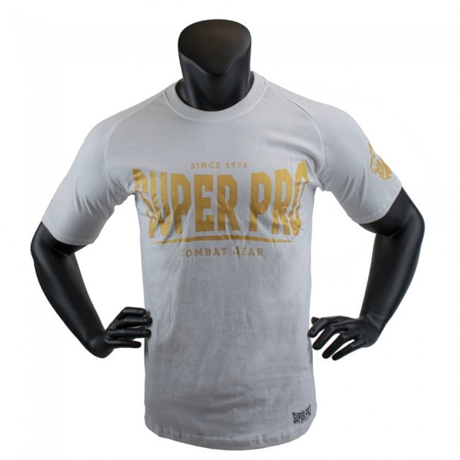 Wit Super Pro T-shirt met gouden logo op de borst, gedragen door een mannequin. Het shirt heeft korte mouwen en een sportieve pasvorm. Gemaakt van comfortabel katoen, ideaal voor training of casual gebruik.
