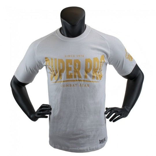 Wit Super Pro T-shirt met gouden logo op de borst, gedragen door een mannequin. Het shirt heeft korte mouwen en een sportieve pasvorm. Gemaakt van comfortabel katoen, ideaal voor training of casual gebruik.