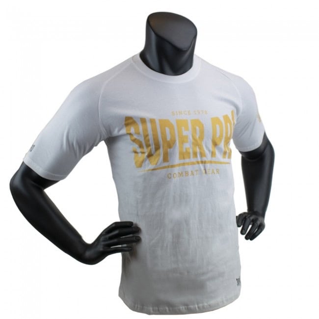 Vooraanzicht van wit Super Pro T-shirt met goud “SUPER PRO COMBAT GEAR” logo op de borst.