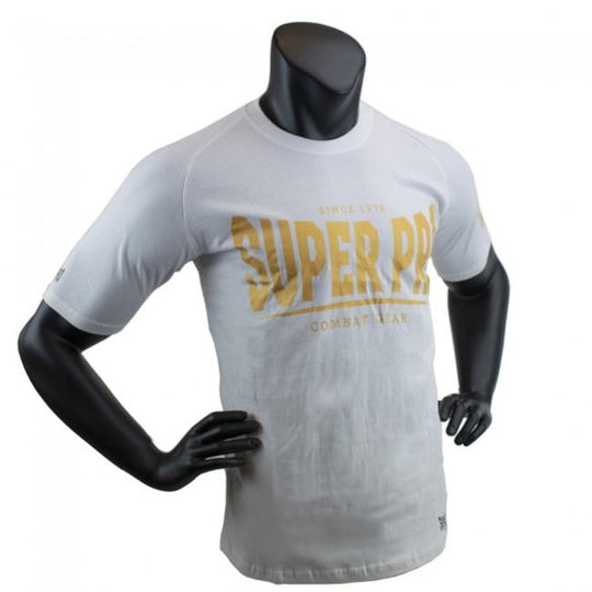 Vooraanzicht van wit Super Pro T-shirt met goud “SUPER PRO COMBAT GEAR” logo op de borst.