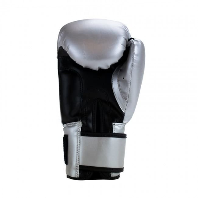Achteraanzicht van de Super Pro Talent bokshandschoen voor kinderen in zilver en zwart. De afbeelding toont de naadloze afwerking, ergonomische vorm en stevige klittenbandsluiting. Het contrast tussen zwart en zilver benadrukt het moderne design van de handschoen.