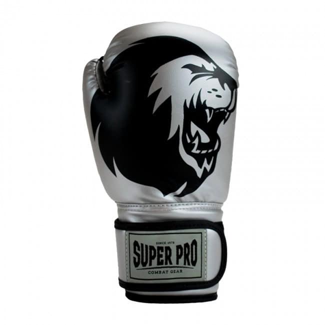 Vooraanzicht van de Super Pro Talent bokshandschoen voor kinderen, uitgevoerd in zilver met een zwart leeuwendesign. De krachtige print straalt vechtlust en zelfvertrouwen uit. De brede klittenbandsluiting met Super Pro Combat Gear-logo zorgt voor extra ondersteuning en stijl.