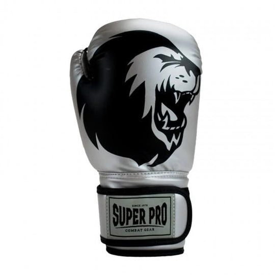 Vooraanzicht van de Super Pro Talent bokshandschoen voor kinderen, uitgevoerd in zilver met een zwart leeuwendesign. De krachtige print straalt vechtlust en zelfvertrouwen uit. De brede klittenbandsluiting met Super Pro Combat Gear-logo zorgt voor extra ondersteuning en stijl.