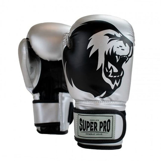 Set van twee zilveren Super Pro Talent bokshandschoenen voor kinderen, met opvallend zwart leeuwendesign. De handschoenen zijn voorzien van stevige klittenbandsluiting met Super Pro Combat Gear-logo. Ideaal voor jonge boksers die stijl en bescherming willen combineren.