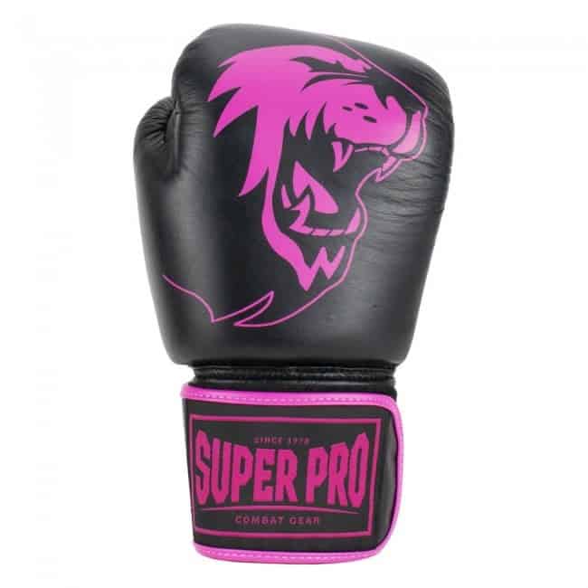 Een zwarte bokshandschoen met een groot, roze leeuwenlogo en het roze Super Pro Combat Gear logo op de polssluiting.