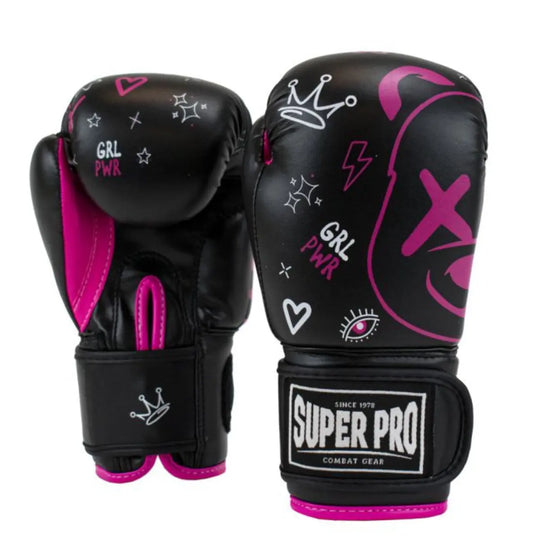 Productfoto van Super Pro bokshandschoenen voor kinderen in zwart met roze accenten en speelse Girl Power iconen, voorzien van klittenbandsluiting en Super Pro Combat Gear logo, gefotografeerd tegen een witte achtergrond.